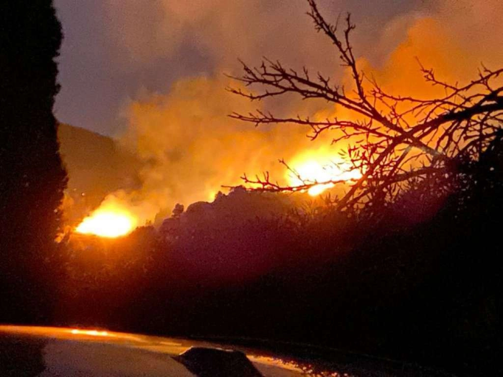 OCCZ HNŽ-a: Aktivan požar na brdu Križevac u Međugorju i u Stocu na lokaciji Barane